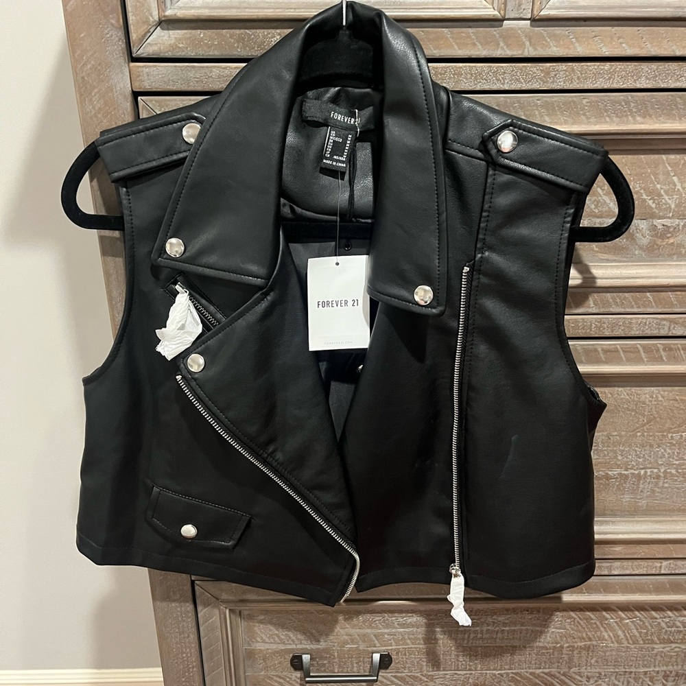 NWT Forever 21 cropped pleather vest size medium